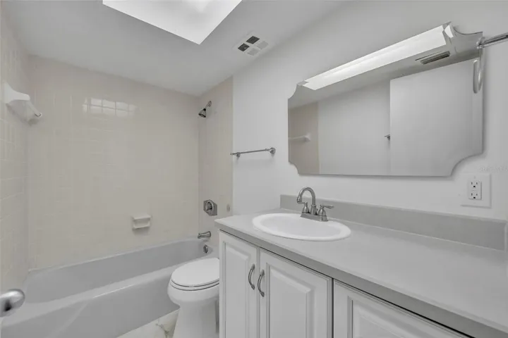Secondary bathroom with tub