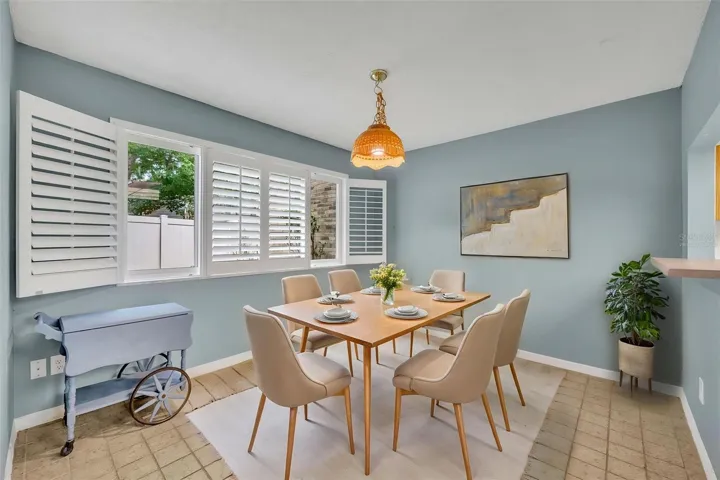 Virtually staged dining room