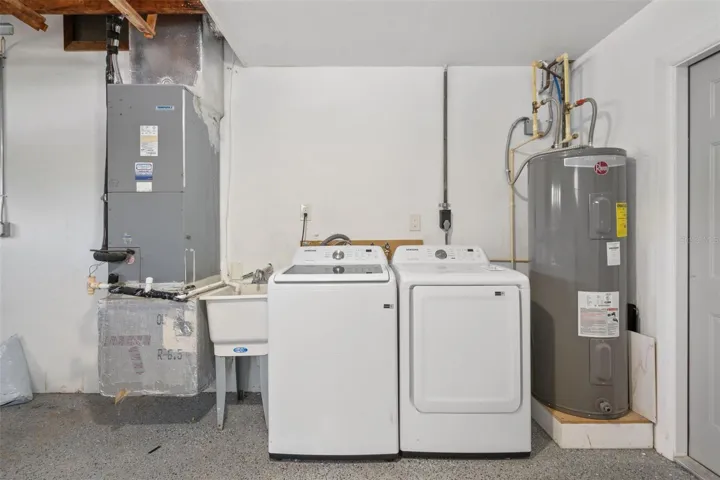 Washer/Dryer included