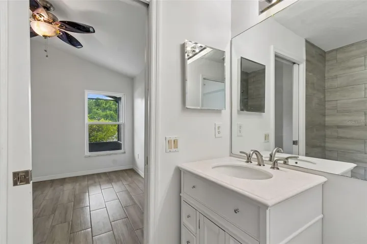 Bathroom 3 (jack n' jill)