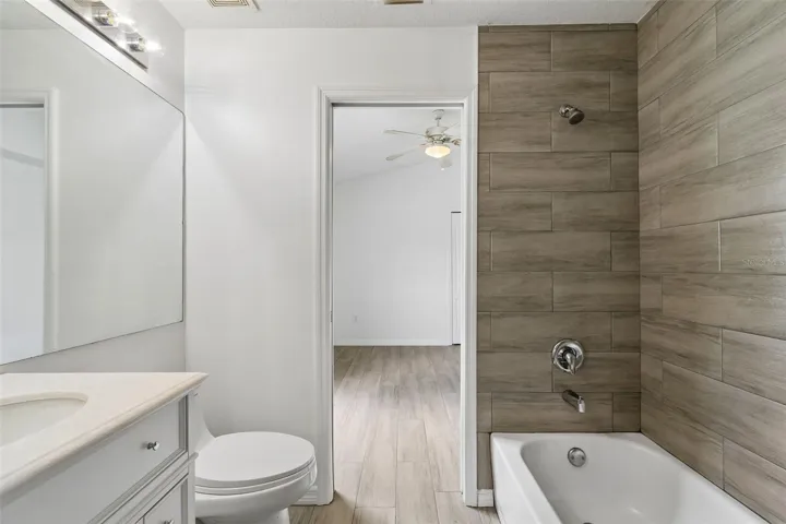 Bathroom 3 (jack n' jill)