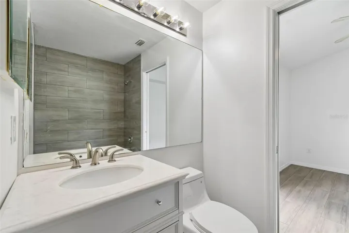 Bathroom 3 (jack n' jill)