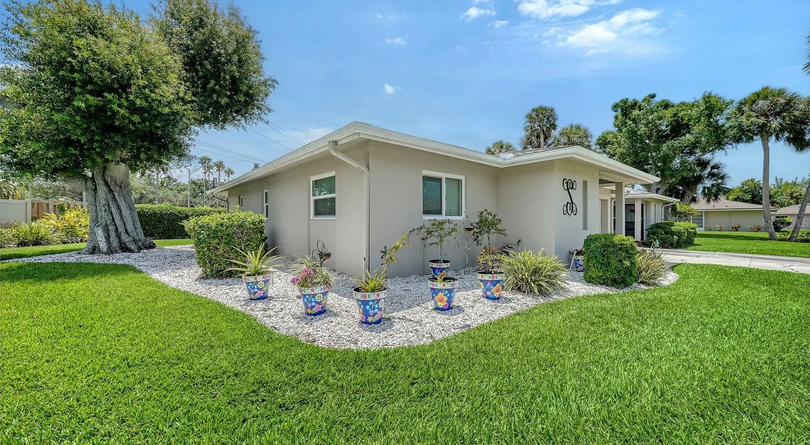 Convenient Corner Lot Villa (EZ in & EZ out)