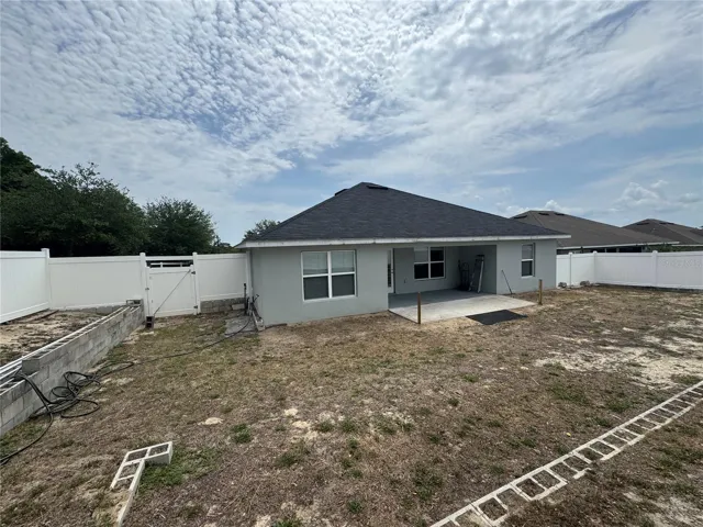 EXTERIOR REAR VIEWS