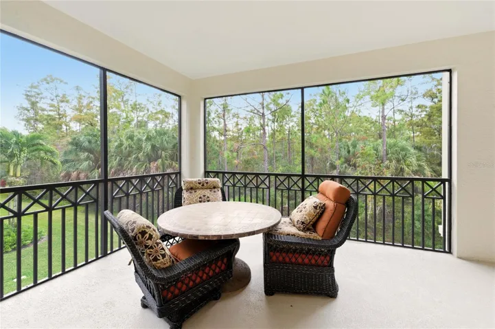 Great corner views &amp; breezws