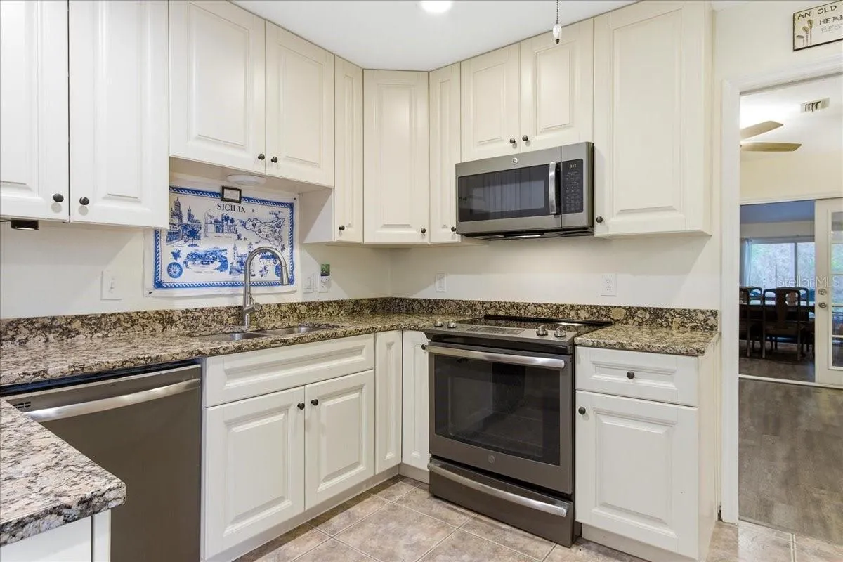 Kitchen - Upgraded GE Appliances