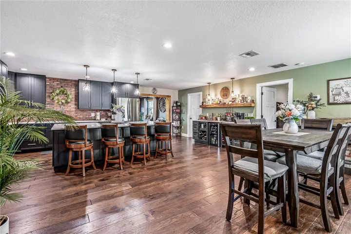 Dining & Kitchen