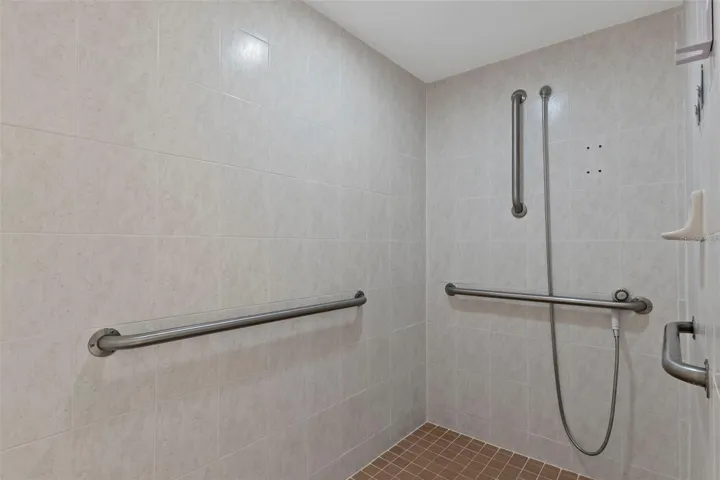 Gest bedroom shower