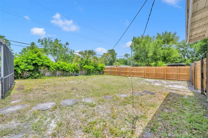 Large backyard with gates for motor vehicle access!