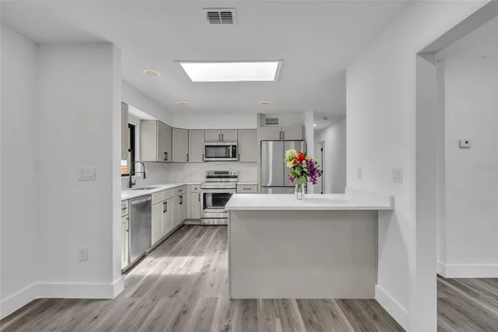 Kitchen with breakfast bar