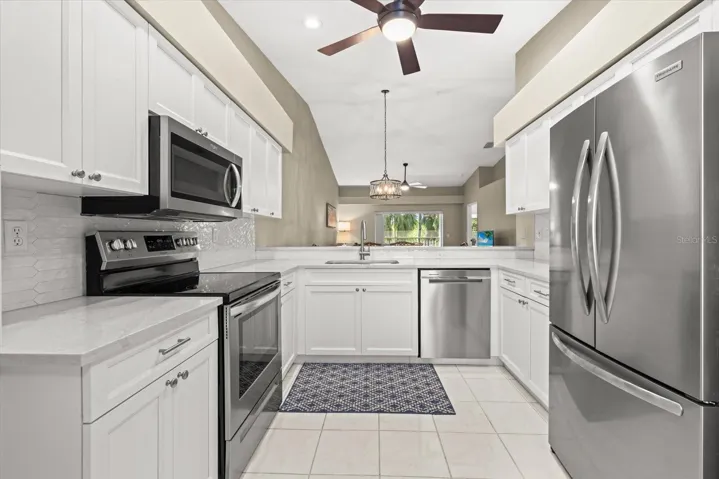 ALL STAINLESS APPLIANCES & WOOD CABINETRY