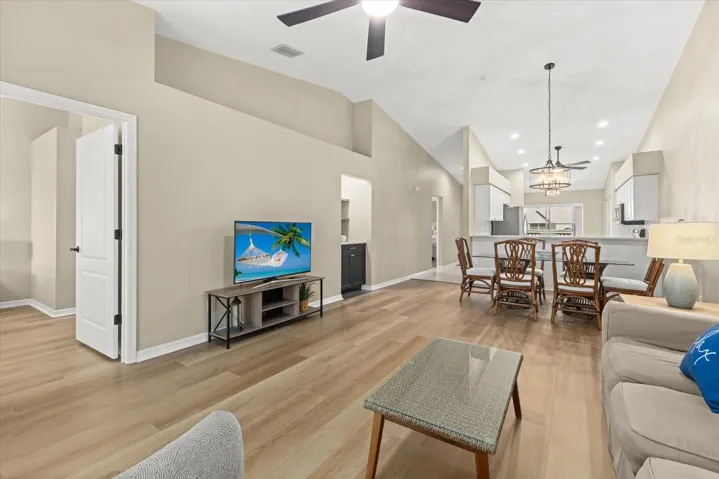 VAULTED CEILING GREAT ROOM