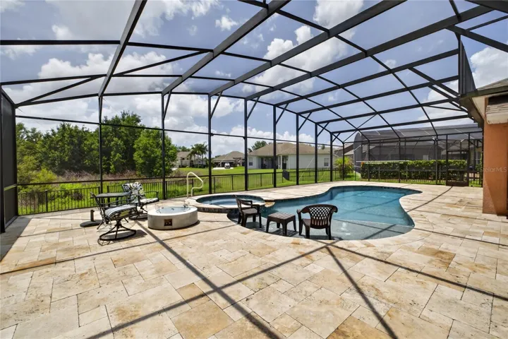 Large pool area with buildt in fire pit