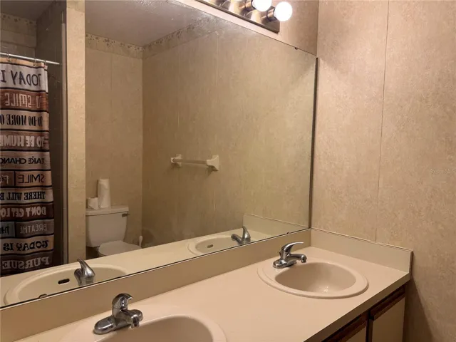 Upstairs full bathroom