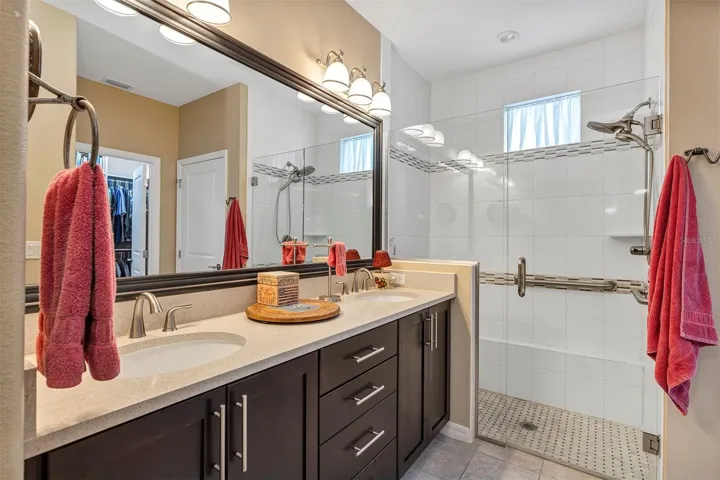 Primary bath dual sinks