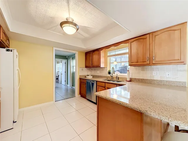 Granite countertops w/Breakfast Bar