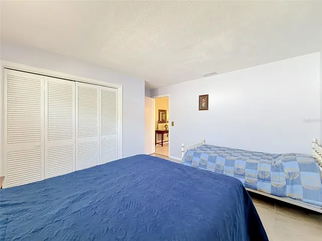 Secondary bedroom suite