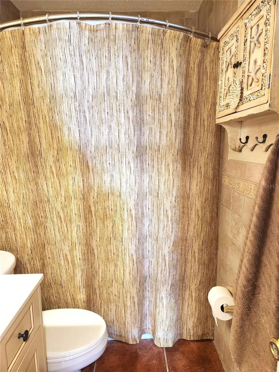 Guest bath tub/shower combination