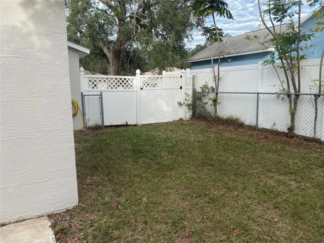 Gate back yard