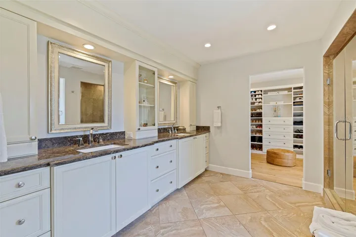 Owner's bathroom and large walk-in closet - the envy of any homeowner.