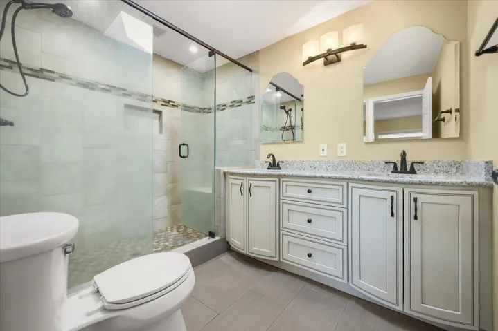Master bath en-suite