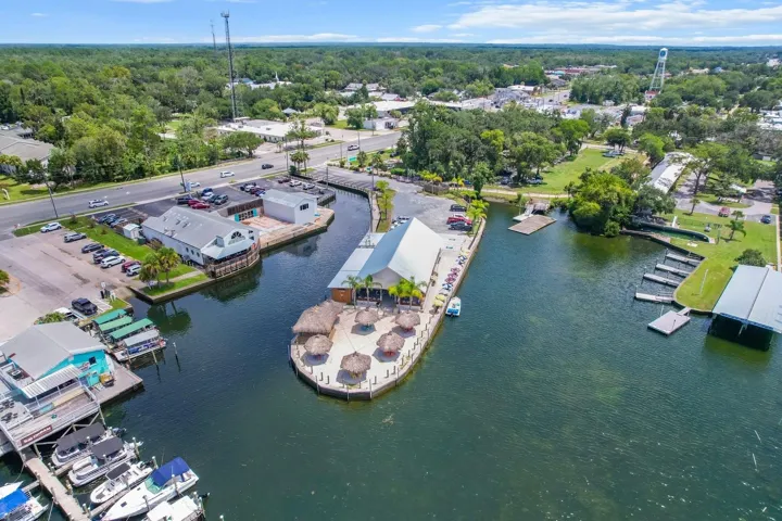 Boat Access to ALL of Crystal River's Waterfront Restaurants!