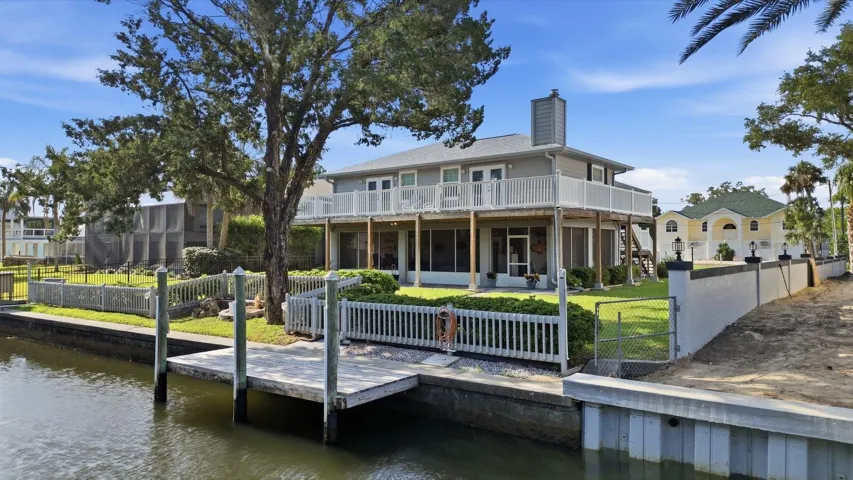 80ft of Canal Front that Leads to The Crystal River & Out to the Gulf!