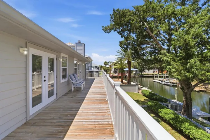 Wood Deck w/ Vinyl Railings
