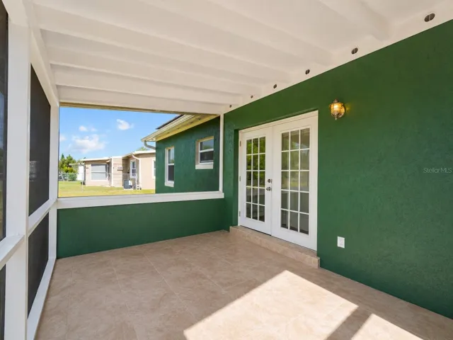 ScreenedLanai_21915CalvinLn_PortCharlotte_ScreenEnclosure_Corner.jpg