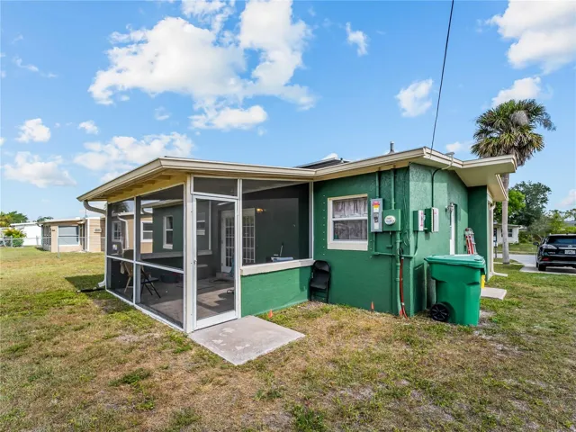 ScreenedLanai_21915CalvinLn_PortCharlotte_ScreenEnclosure.jpg