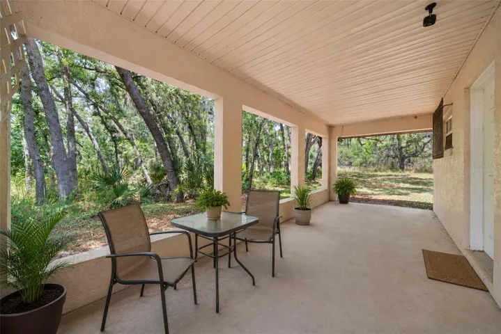 *Virtually Staged*Detached garage/worshop/gym