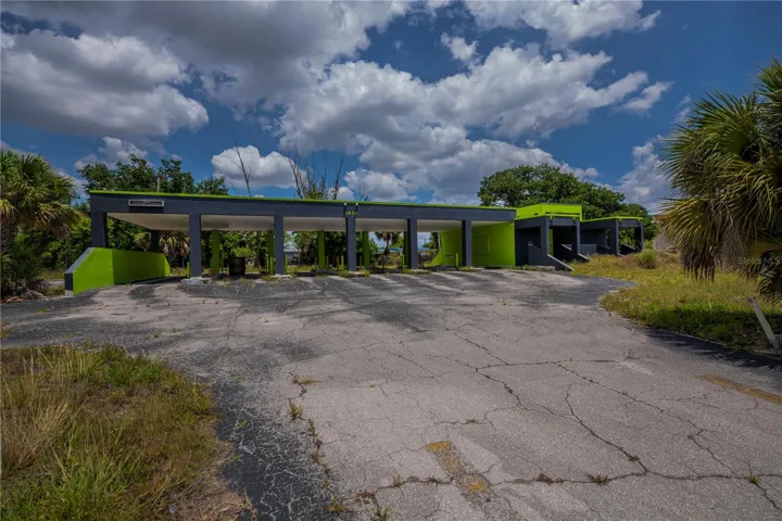 Was a bank with 6 drive-thru bays