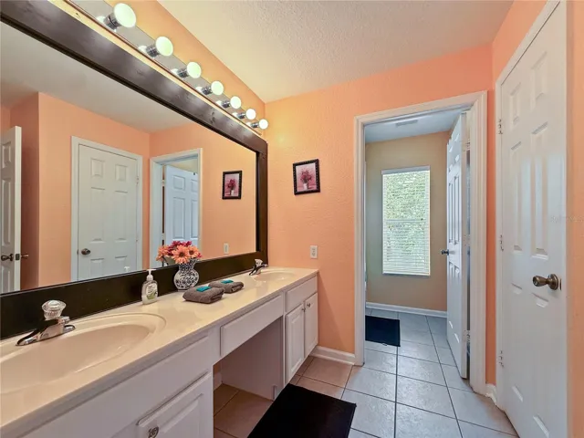 Second Primary room Bath