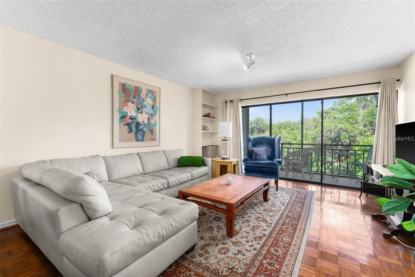 Living Room to Screened Lanai