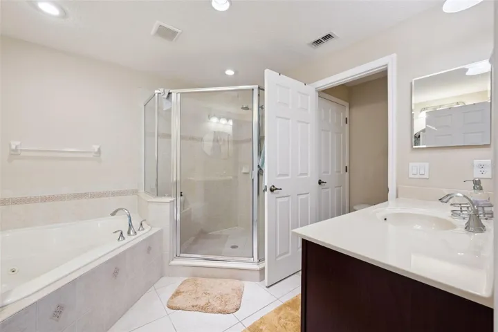 Primary en-suite bath