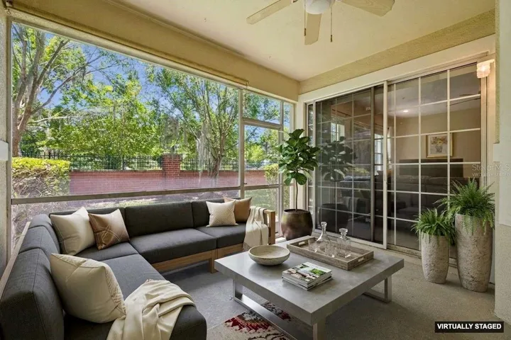 *Virtually Staged* Spacious screened in lanai