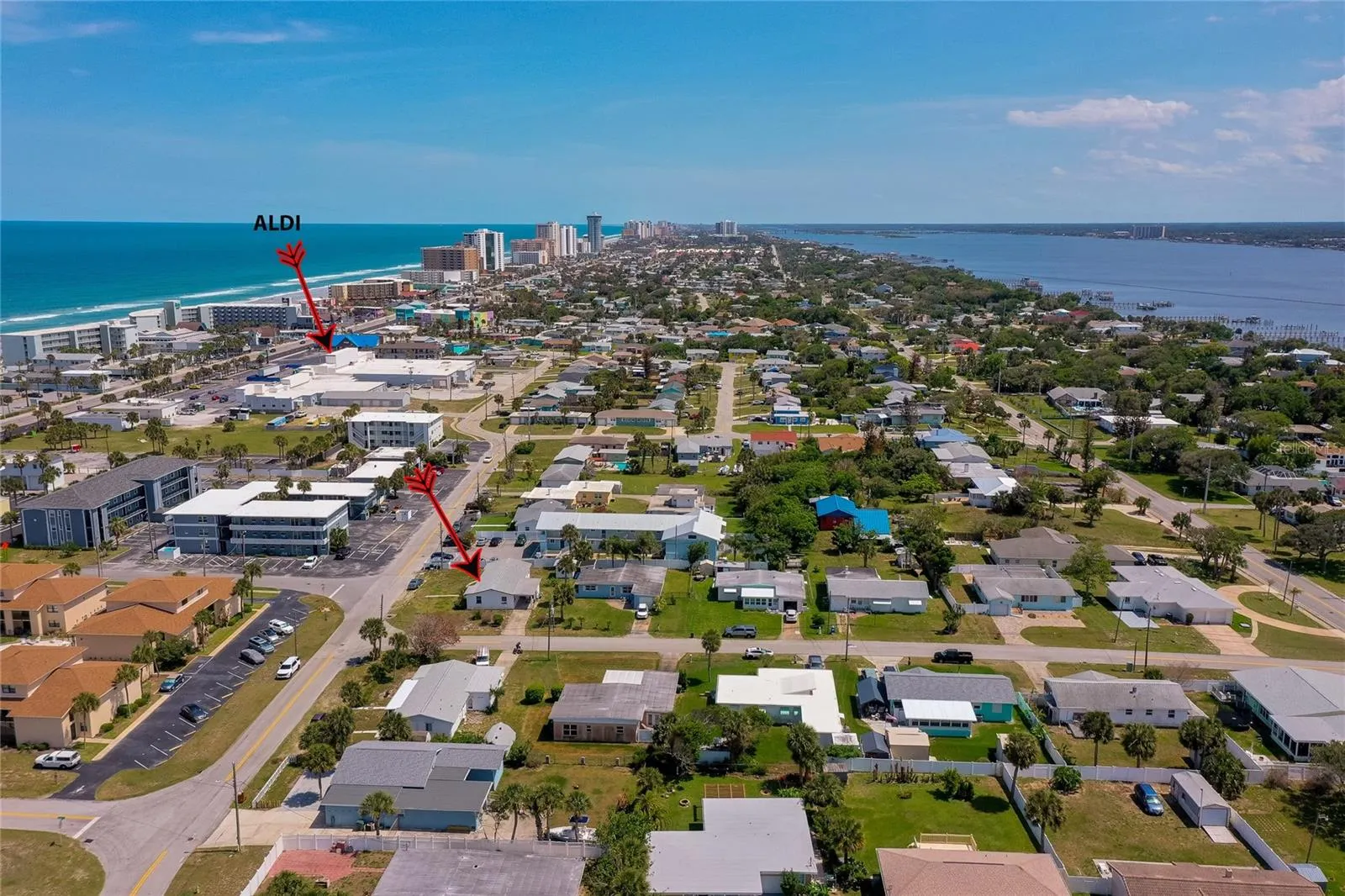 Close tJust 1 block from the beacho amenities