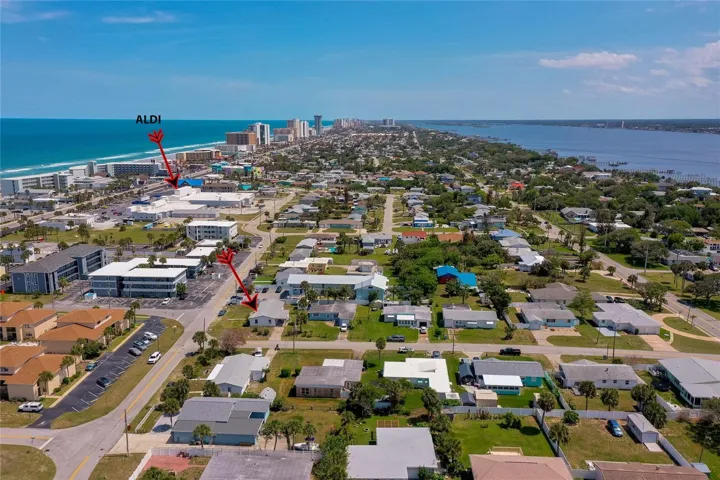 Close tJust 1 block from the beacho amenities