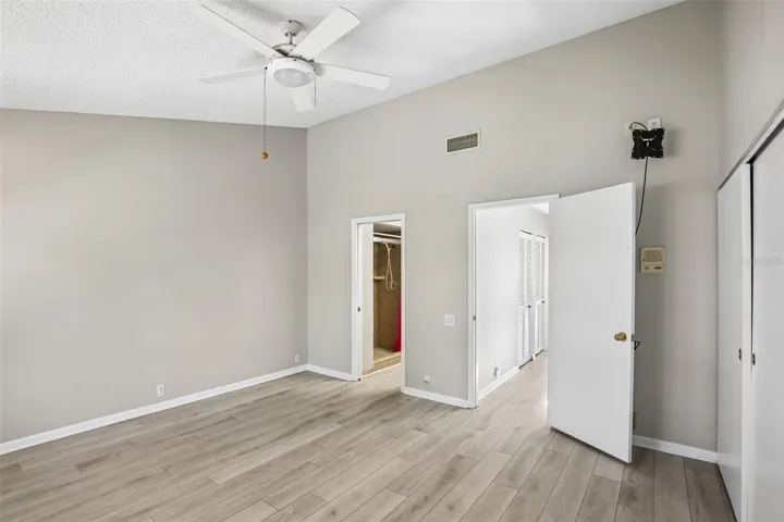 LARGE PRIMARY BEDROOM