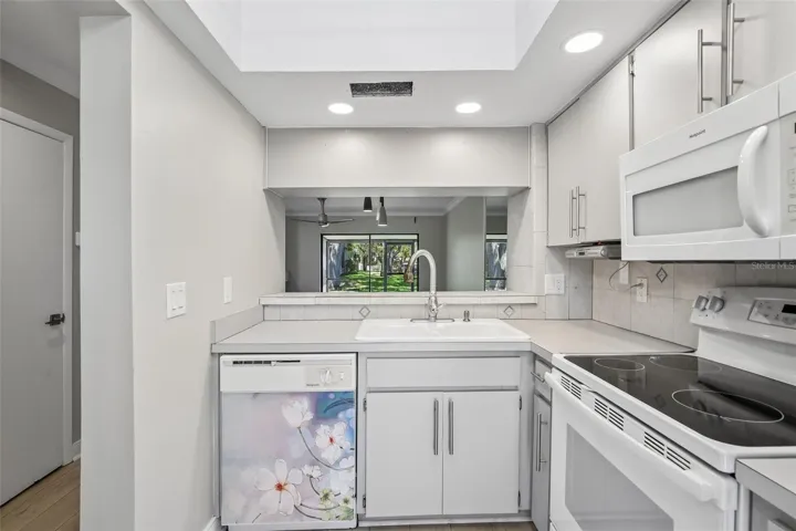 KITCHEN PASS THRU TO DINING ROOM