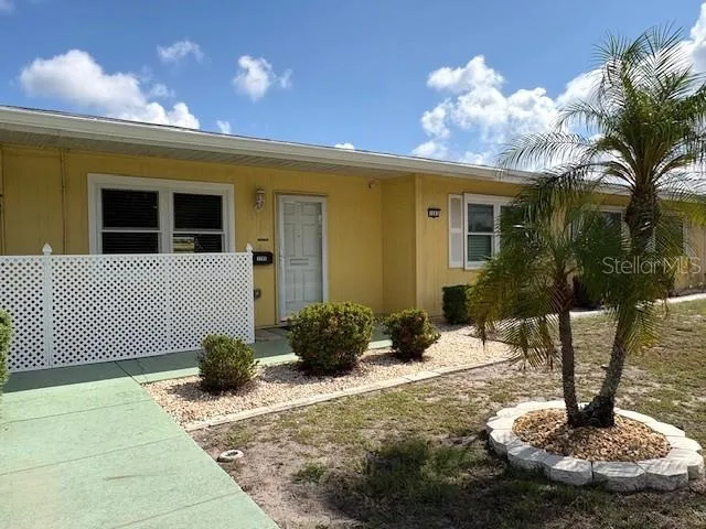 Sidewalks and palms at the front entryway, a nice greeting before your morning walk.
