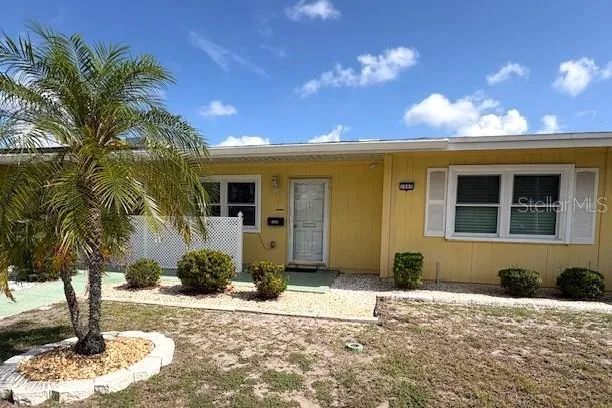 1005 Rickenbacker front entry.  Situated in the heart of Sun City Center, perfect place for enjoying an active lifestyle with amenities included.