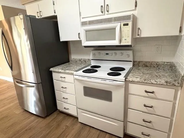 Plenty of storage space in this kitchen.