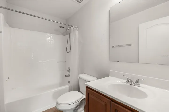 Upstairs guest bath