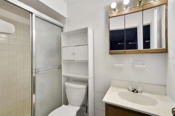 Primary en-suite bath.