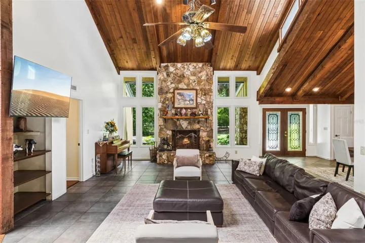 Stunning 20ft ceilings