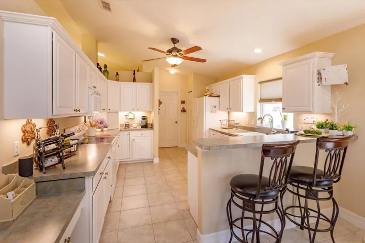 Fabulous Kitchen with breakfast bar and desk