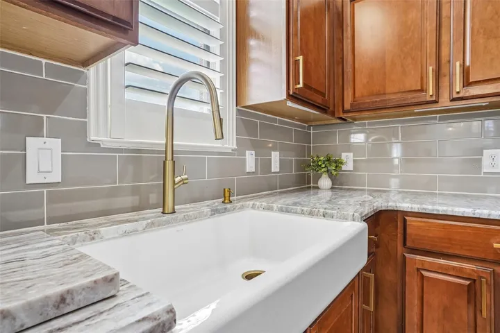 Kitchen-Elegant Faucet and Farmhouse Sinnk