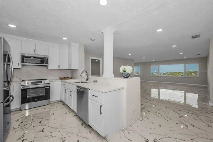 Open plan kitchen/dining