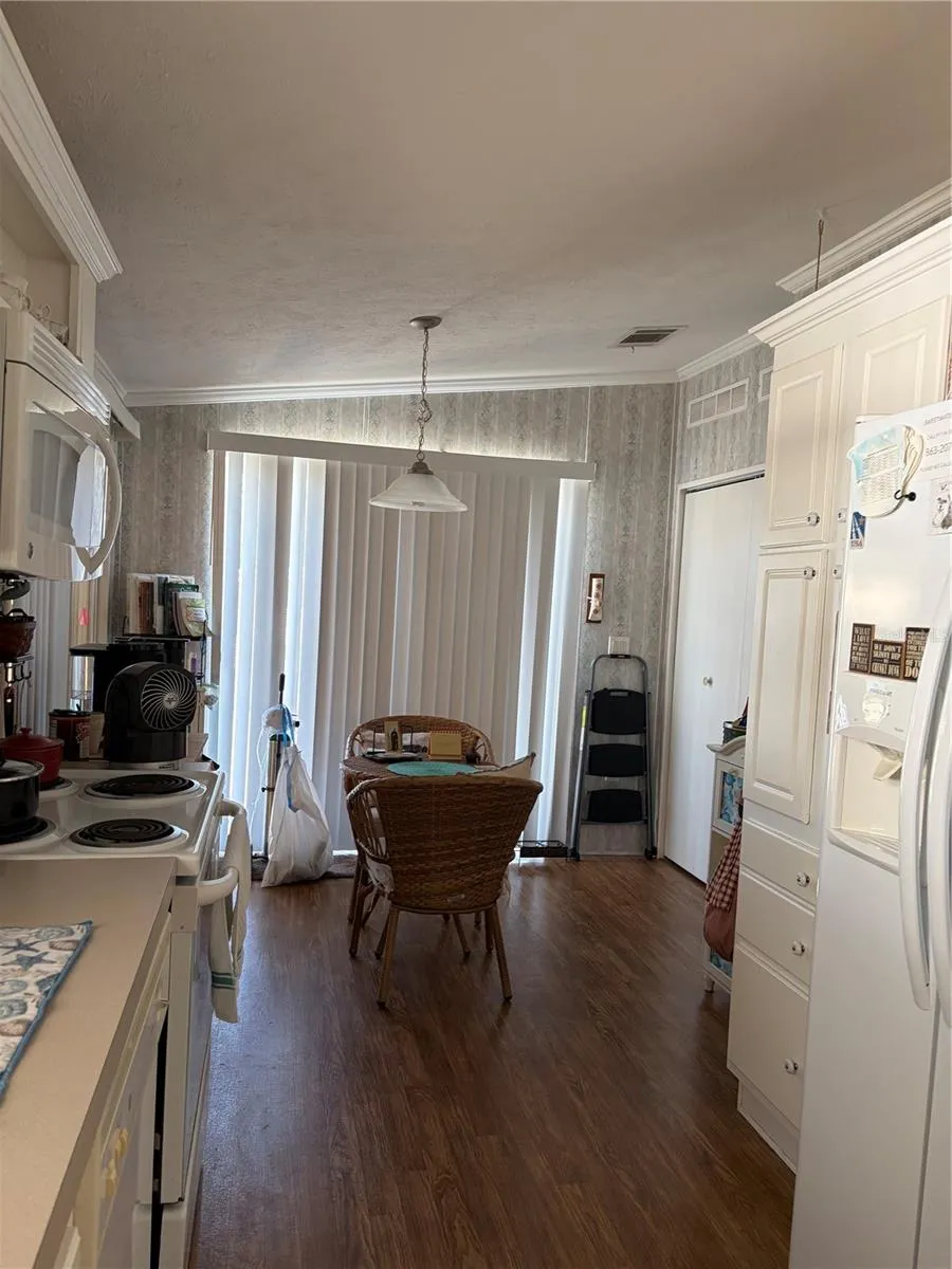 Eat in Kitchen area